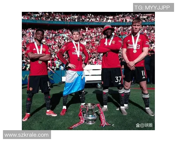 曼联推出全新标志设计，引发球迷热议